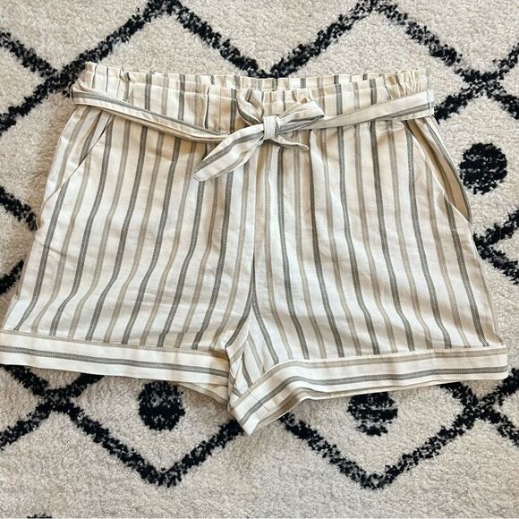 BCBGeneration Cream/Olive Herringbone Stripe Paperbag Pull On Shorts Size Medium - Picture 2 of 8